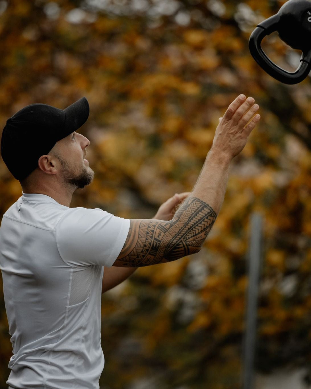 Fitnesstrainer beim Trainieren